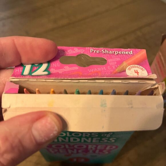 Crayola COLORS of KINDNESS Special Ed. PENCILS & CRAYONS + COLORS Of The WORLD - Picture 4 of 4